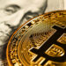 moneda de bitcoin junto a billete de dolar