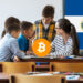 Escuela publica, bitcoin y bandera de El Salvador.