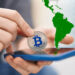 La posición de Latinoamérica en términos de adopción de criptomonedas se ha mantenido relativamente estable en los últimos dos años.  
 Composición por CriptoNoticias. wikipedia.org ; Krakenimages.com / stock.adobe.com.
