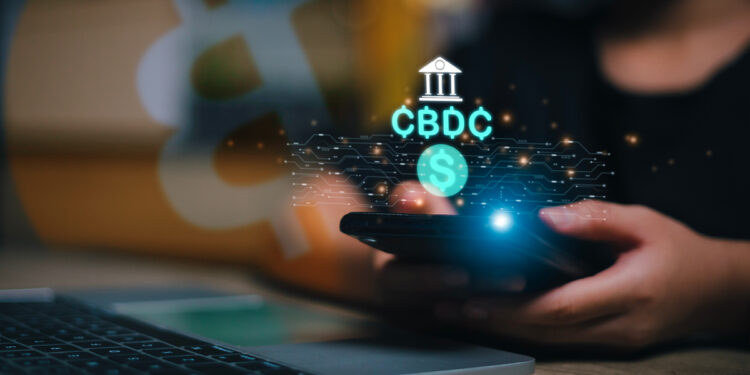 persona interactuando con CBDC y logo de Bitcoin en el fondo acechando