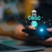 persona interactuando con CBDC y logo de Bitcoin en el fondo acechando