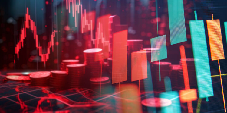velas verdes de grafico de precio sobre monedas apiladas con grafico de precio en caida en el fondo