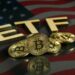 monedas de bitcoin con letras de ETF y mandera de Estados Unidos reflejada