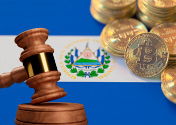 Bandera de El Salvador, bitcoin y martillo de ley.