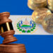 Bandera de El Salvador, bitcoin y martillo de ley.