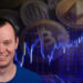 Benjamin Cowen junto a grafico de precio con criptomonedas en el fondo