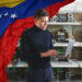 Minero de bitcoin y bandera de Venezuela.