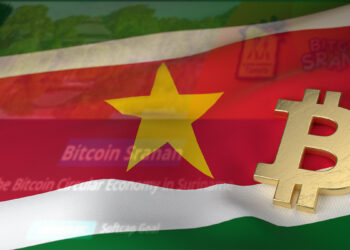 logo de bitcoin sobre bandera de Surinam con interfaz de la página web de BitcoinSranan en el fondo