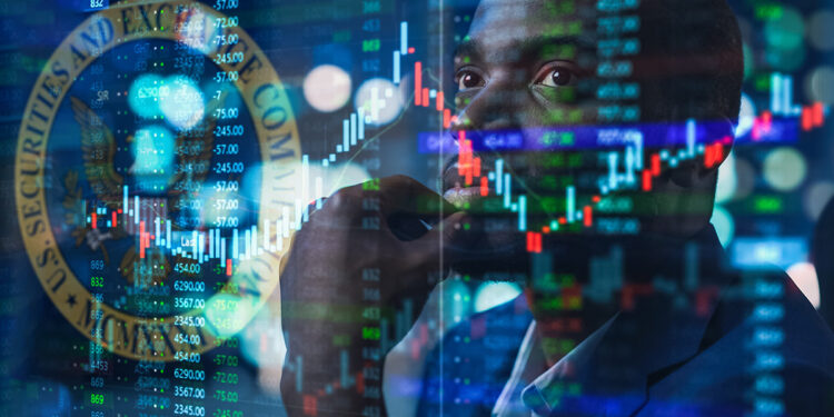 trader observando grafico de precio con logo de la SEC superpuesto