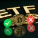 monedas de bitcoin entre simbolos de aprobacion y negación con letras de carton formando ETF en el fondo