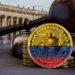 moneda de bitcoin con bandera de colombia pintada entre monedas y martillo de juez, con edificio del Congreso de colombia en el fondo