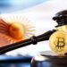moneda de bitcoin junto a martillo de juez con bandera de Argentina y persona escribiendo ley en el fondo