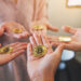 manos sosteniendo monedas de bitcoin