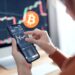 ¿Qué esperar para el precio de bitcoin tras el próximo halving? Composición por CriptoNoticias. oatawa / stock.adobe.com ; pngegg.com.