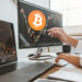 Trader analizando gráfico de bitcoin.
