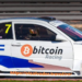El equipo Bitcoin Racing es del Reino Unido, pero corre en las pistas con la bandera de El Salvador. Fuente: bitcoin_racing/Twitter