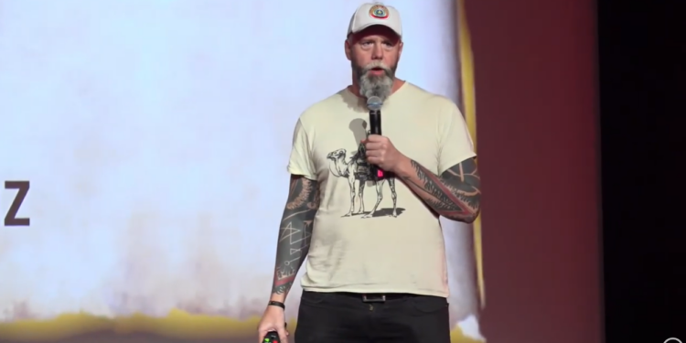 «Bitcoin no solo es un sistema monetario o un medio de almacenar riqueza, sino una fuente de inspiración, una luz brillante en la oscuridad», dice el conferencista. Fuente: Bitcoin Honeybadger 2023 - Captura de pantalla por CriptoNoticias.