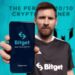 Imagen de Leonel Messi sosteniendo un celular con el logo de Bitget en pantalla.