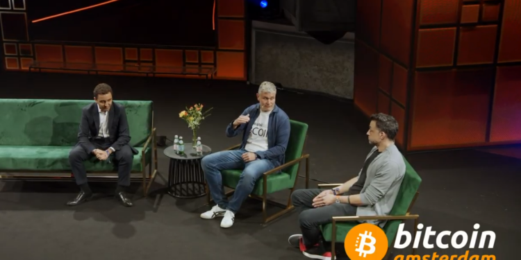 De izquierda a derecha Cyril Sabbagh, de Melanion Capital; Martin Bednall, de Jacobi Asset Management; y Dan O'Prey, del exchange Bakkt. - Fuente: Bitcoin Amsterdam.