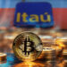 moneda de bitcoin entre monedas apiladas con sede del banco itaú en el fondo