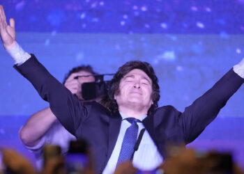Javier Milei celebrando victoria en las elecciones presidenciales en Argentina 2023