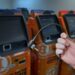mano sosteniendo cable de poder desconectado de cajeros automaticos de bitcoin en panamá