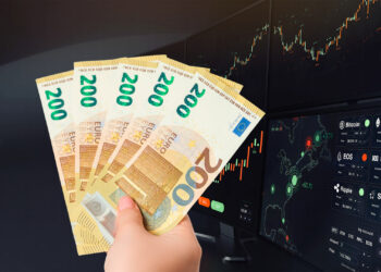 Las tenencias de euros en exchanges extranjeros deben declararse bajo el modelo 720. Composición por CriptoNoticias. Open Studio / Snizhana / stock.adobe.com.