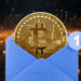 moneda de bitcoin dentro de email con red digital en el fondo