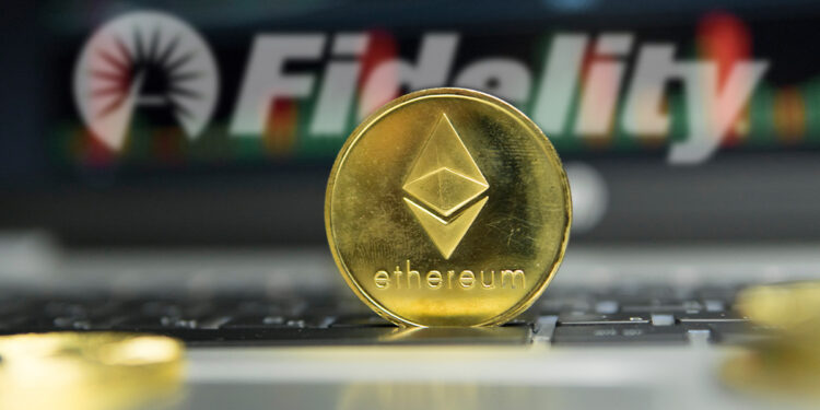 moneda de ethereum con graficos de precio y logo de Fidelity en el fondo