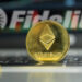 moneda de ethereum con graficos de precio y logo de Fidelity en el fondo