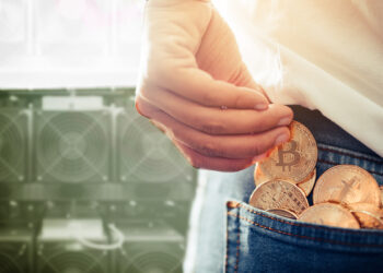 monedas de bitcoin cumuladas en bolsillo de pantalón con mineros asic de criptomonedas en el fondo