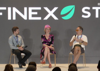 Max Keiser (a la derecha) y su esposa Stacy Herbert (centro) son optimistas sobre el futuro de El Salvador. Fuente: Adopting Bitcoin - Captura de pantalla.