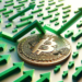Moneda de bitcoin con flechas verdes.