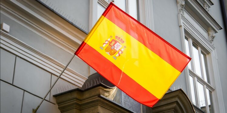 Una bandera de España de un edificio