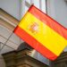 Una bandera de España de un edificio
