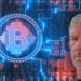 Michael Saylor junto a un logo de Bitcoin
