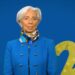 Christine Lagarde, presidenta del Banco Central Europeo, con fondo azul y números 25 en alusión al 25 aniversario del euro.
