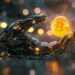 Una mano robótica sosteniendo una moneda de bitcoin