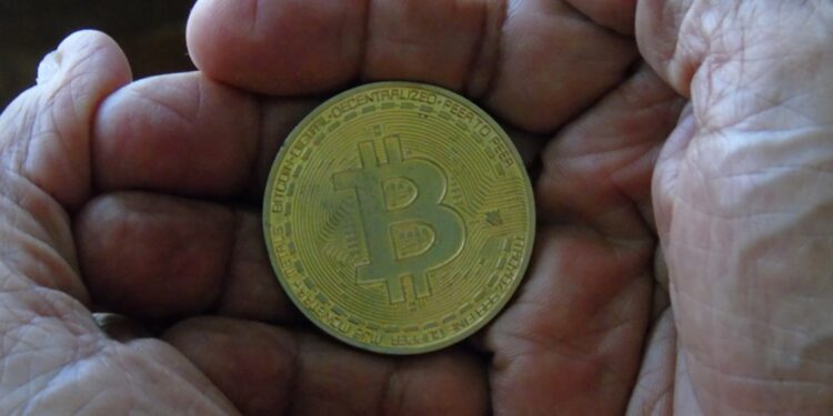 Alberto Ochoa es un adulto mayor venezolano que adoptó y está aprendiendo sobre bitcoin. Fuente: CriptoNoticias.