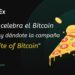 Un pedazo de pizza con monedas de bitcoin alrededor.