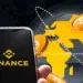 Binance es cuestionado por reguladores de varias partes del mundo. Composición por CriptoNoticias. charnsitr / stock.adobe.com ; binance.com.