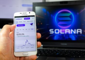 Base y Solana son dos redes de criptomonedas especializadas en la ejecución de contratos inteligentes. Fuente: stock.adobe.com