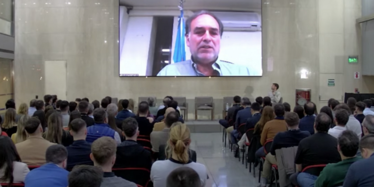 Roberto Silva, presidente de la CNV, participó virtualmente en un evento en Rosario. Fuente: CNV