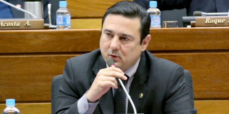 “Me parece injusto y perverso que se le sancione a la gente que paga cuatro veces más". dijo Buzarquis. Fuente: Senado Paraguay.
