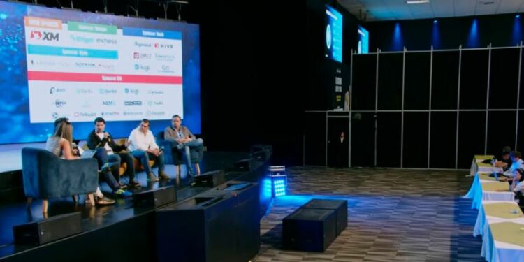 Los especialistas abordaron cómo la banca tradicional se está adaptando a las criptomonedas. Fuente: Blockchain Summit Latam.