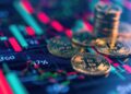 Pantalla con velas de trading junto con monedas de bitcoin apiladas.