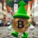 un bitcoin con un sombrero parecido a una flecha verde que apunta hacia arriba, caminando por la calle de algun pueblo aleman. Toma alejada.