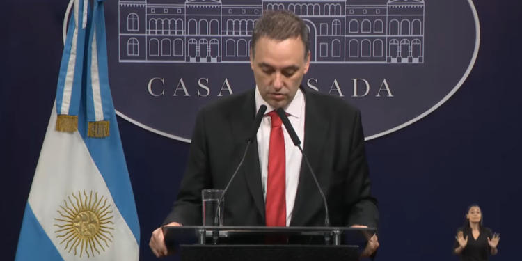 Manuel Adorni, vocero presidencial de Argentina. Fuente: Casa Rosada - YouTube.