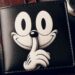 una wallet silenciosa, estilo animado-noir como el gato felix