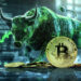 Un toro digital en color verde sobre monedas de bitcoin.